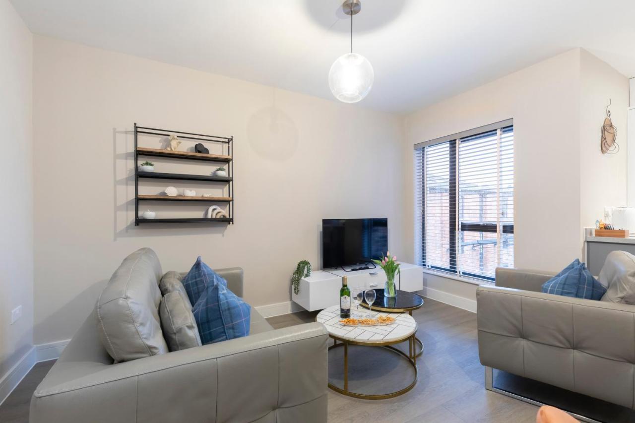 Elliot Oliver - Chic 2 Bedroom Town Centre Apartment كيلتنهام المظهر الخارجي الصورة