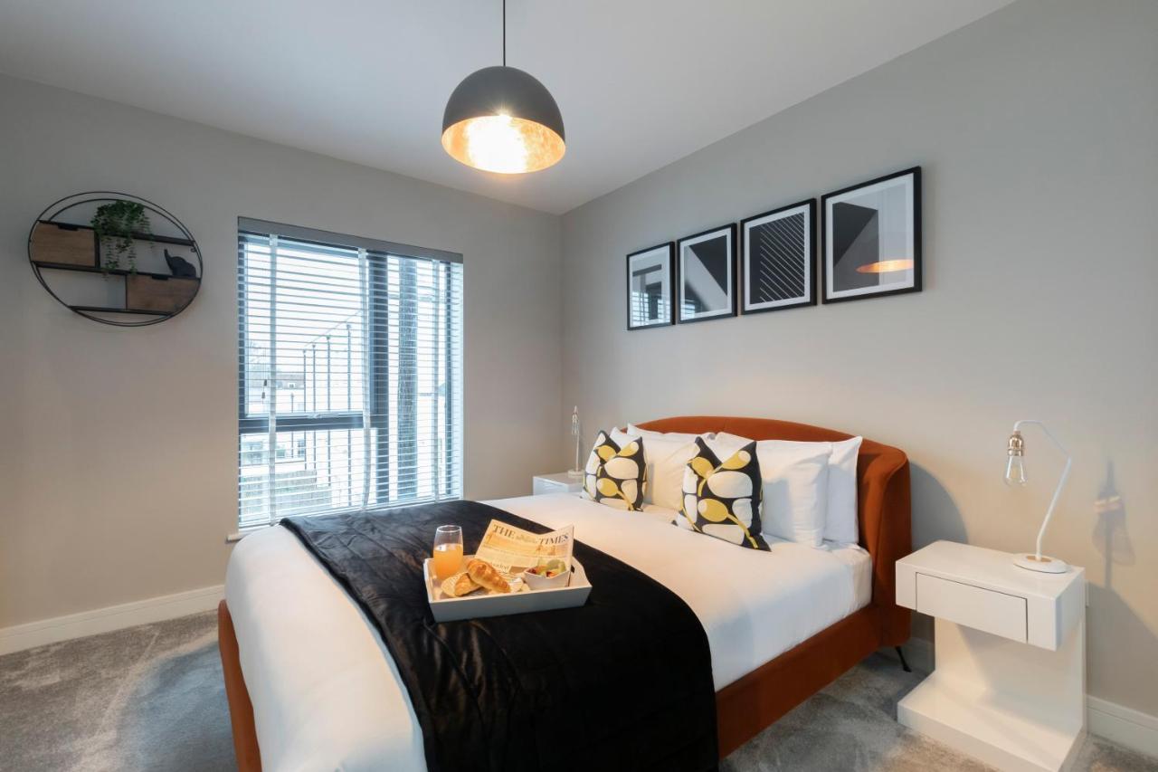 Elliot Oliver - Chic 2 Bedroom Town Centre Apartment كيلتنهام المظهر الخارجي الصورة