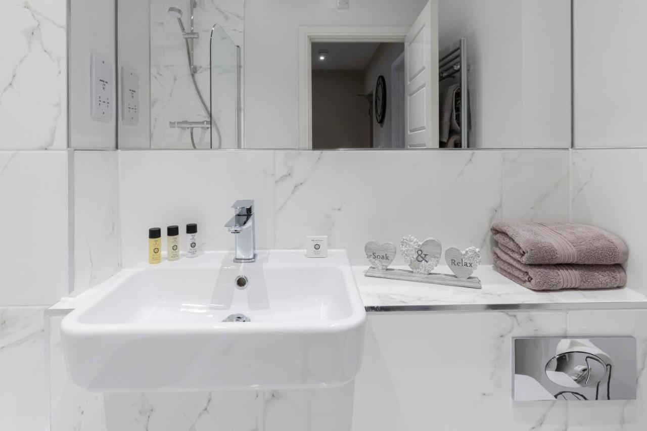Elliot Oliver - Chic 2 Bedroom Town Centre Apartment كيلتنهام المظهر الخارجي الصورة